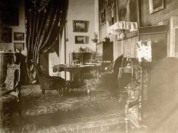 Na zdjęciu widoczne jest wnętrze salonu pałacowego.