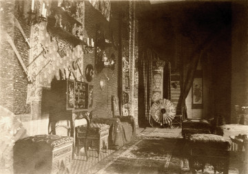 Fotografia przedstawia wnętrze salonu.