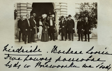 Na zdjęciu znajduje się grupa osób przed wejściem na zamek.