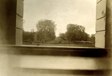 Na fotografii widoczny jest most na rzece oraz widok na pastewnik.