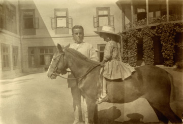 Fotografia przedstawia kilkuletniego chłopca siedzącego na kucu.