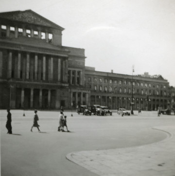 In.Al.17/199 Fotografia przedstawia częściowo zniszczony budynek Teatru Wielkiego.