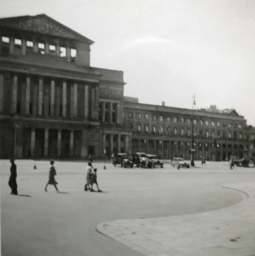 In.Al.17/199 Fotografia przedstawia częściowo zniszczony budynek Teatru Wielkiego.