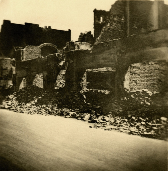 Fotografia przedstawia zniszczone, zburzone budynki miasta. 