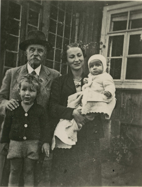 Na zdjęciu znajduje się kobieta i mężczyzna z dwójką dzieci.