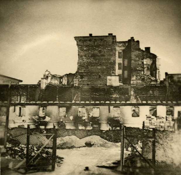 Fotografia przedstawia zniszczone, zburzone budynki miasta. 