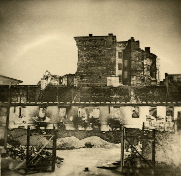 Fotografia przedstawia zniszczone, zburzone budynki miasta. 