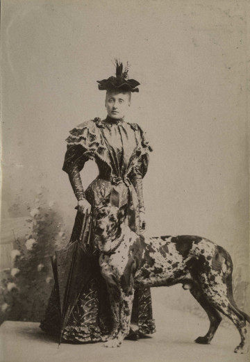 Na zdjęciu znajduje się kobieta z psem.