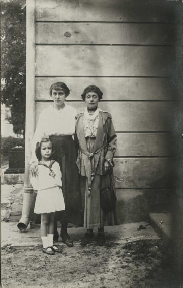 Na zdjeciu znajduje się dwie kobiety i dziewczynka.