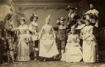 Fotografia grupowa, przedstawia grupę osób w stylizowanych strojach.