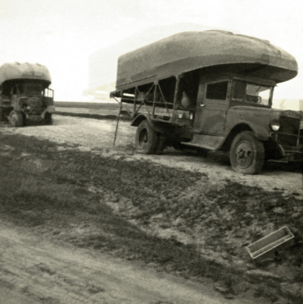 Na zdjęciu znajduje się dwa samochody załadowane elementami mostu pontonowego.