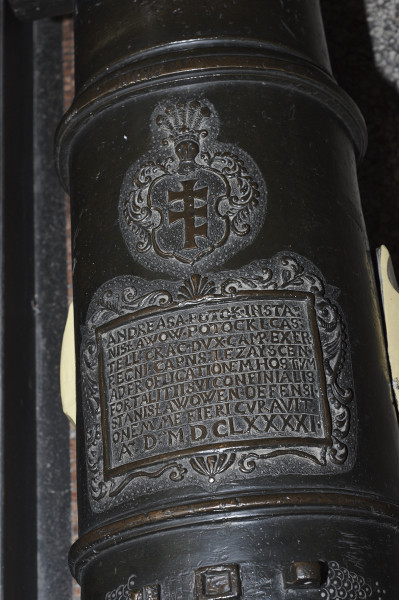 Na zdjęciu znajduje się lufa armatnia. 