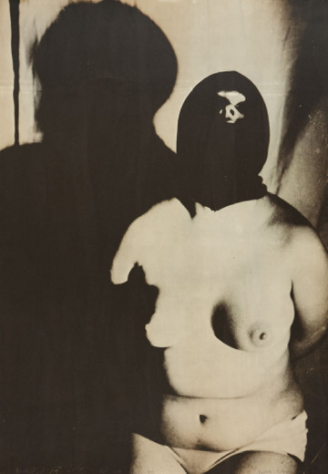 grafika - Ujęcie z przodu. Pionowa kompozycja w tonacji czarno-białej z akcentami ziemistych brązów z przedstawieniem nadruku fotografii obnażonej, tęgiej kobiety, ujętej en face, od bioder w górę, z założonymi do tyłu rękami. Kobieta ubrana w białe majtki, na odchyloną mocno do tyłu głowę ma naciągniętą czarną kominiarkę. W otworze kominiarki widoczne nos i częściowo oczy. Ciało kobiety mocno rozświetlone od prawej strony, z lewej pogrąża się w rozbudowanej plamie cienia przypominajacej kształtem sylwetkę ludzką.