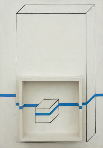 malarstwo; obraz - Ujęcie z przodu z wysuniętym detalem. Kompozycja pionowa. Na białej płaszczyźnie namalowany czarną farbą prostopadłościan wypełniający wysokość pracy. U dołu, wyśrodkowana względem szerokości ściany frontalnej prostopadłościanu oraz podkładu, wmontowana kwadratowa ramka głęboka na 10 cm, pomalaowana na biało. W jej środku namalowany perspektywistycznie prostopadłościan, którego tylna ściana jest usytuawana centralnie względem ramy. Przez 1/3 wysokości kompozycji przebiega naklejony poziomo niebieski pasek (taśma ScotchBlueTM), przecinając ramę i oba prostopadłościany i wybiegając poza obszar tła.