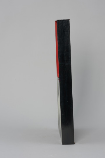 malarstwo; obraz; Kolineacja II - Ujęcie z prawego boku. Prostokątna kompozycja pionowa podzielona na dwie części. W górnej znajduje się kwadratowy monochromatyczny obraz na płótnie. W jego centrum, na całej wysokości, czarny kształt klepsydry, którą rozświetla jasnoszare tło przechodzące po obu jej stronach w coraz ciemniejsze tonacje, aż do grafitu przy prawej i lewej krawędzi obrazu. Dolną, również kwadratową część, tworzy głęboka na 7,6 cm rama z listewek bez pleców. Zawieszona jest w niej centralnie, z tyłu od góry, podłużna, elipsoidalna, lakierowana forma w kolorze czerwonym. Rama wewnątrz pomalowana została na ten sam odcień czerwieni. Partia zewnętrzna wraz z krawędziami zewnętrznymi w kolorze czarnym. W górnej części wiszącej formy znajduje się okrągłe zagłębienie z czarną kulką. Od środka zagłębienia namalowana nieregularna czarna linia, sięgająca metalowego mocowania formy do ramy.