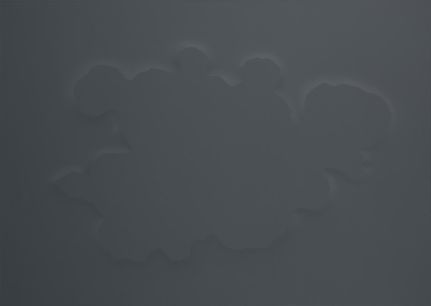 malarstwo; obraz; monochromatyczna abstrakcja - Ujęcie z przodu. Kompozycja pozioma, monochromatyczna w tonacji granatowografitowej. Na gładkiej płaszczyźnie w centrum obrazu duża, nieregularna, przypominająca kałużę lub chmurę plama, przedstawiona za pomocą ciemniejszych tonów. Jej brzegi z licznymi załamaniami, wybrzuszeniami i wklęsłościami podkreślone są przez cieniowanie tła przy konturze plamy, sprawiając wrażenie głębi lub negatywu.