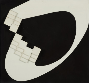 malarstwo; obraz; 7/73 - Ujęcie z przodu. Kompozycja w kwadracie, której głównym elementem jest eliptyczna biała forma na czarnym tle. Namalowana diagonalnie z jednym z zaokrągląonych końców elipsy w lewym dolnym narożniku. Łagodną linią na skos forma unosi się przekraczając prawą górną krawędź i kończy się poza obrazem. Od lewej górnej strony schodzi w dół szerokim pasem zakończonym wznoszącą się kompozycją reliefową z dwóch rzędów białych kwadratów z drewnianej sklejki o boku 5 cm, ułożonych na sobie kaskadowo po trzy, ukośnie do krawędzi obrazu. Poniżej, niemal stycznie względem poprzedniej kompozycji reliefowej, umieszczony został równoległy, przesunięty w prawo, analogiczny układ kwadratów - po trzy w każdym z czterech rzędów, schodzących ukośnie w dół lewej części obrazu. W środku gładka płaszczyzna czerni.