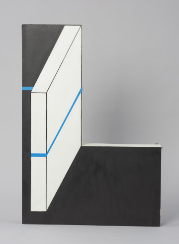 malarstwo; obraz; Interwencja 12/79 - Ujęcie z przodu. Praca na podkładzie w formie litery L zbudowana z płyty pilśniowej połączonej z drewnianą ramą o grubości 9 cm. Po lewej stronie na czarnym tle namalowany w ujęciu perspektywistycznym biały prostopadłościan, lekko na skos; w połowie wysokości obwiedziony niebieską linią - taśmą ScotchBlueTM. Taśma wychodzi na obszar tła oraz obu boków ramy na 2/3 jej wysokości.