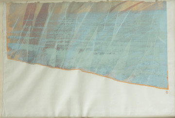 grafika - Ujęcie z przodu. Kompozycja pozioma. Na karcie papieru o nierównych krawędziach fotografia brzegu morskiego. Łagodnie sfalowane morze tuż przy piaszczystej plaży zajmuje większą część obrazu. Fotografia z widocznym rastrem, nadrukowana od górnej krawędzi, skąd nierówną, ukośną linią opada do prawego dolnego rogu. Praca w barwach jasnobłękitnych i jasnozielonych (w prawej częsci), z pasmami bladej czerwieni przechodzącej w kolor jasnopomarańczowy po lewej stronie i na górze w linii horyzontu. Cienka, pomarańczowa, nierówna linia biegnie wdłuż lewej, dolnej i częściowo prawej krawędzi wydrukowanej fotografii. Nadruk pokrytwają naniesione z góry na dół, pod lekkim kątem szerokie maźnięcia.