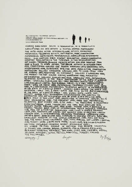 grafika; Autobigrphy… I - Ujęcie z przodu. Na białej kartce papieru kolumna 44 linijek tekstu wyjustowanego do lewej strony, zapisanego w języku angielskim, w czarnym kolorze, wielkimi literami. U góry w nagłówku, po lewej stronie dane artysty: METAPHYSICAL - TELEPATHIC ACTIVITY | copyright by | ANDRZEJ DUDEK DURER All Plastic & Music HOCHART L.T.D | UL. KOLBUSZEWSKA 15/1 | 53 404 WROCŁAW Poland; obok z prawej cztery zmniejszające się ku prawej stronie sylwetki ludzkie.