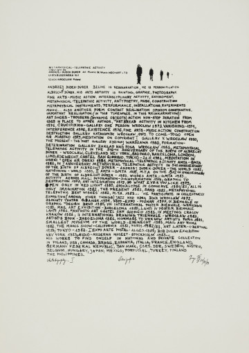 grafika; Autobigrphy… I - Ujęcie z przodu. Na białej kartce papieru kolumna 44 linijek tekstu wyjustowanego do lewej strony, zapisanego w języku angielskim, w czarnym kolorze, wielkimi literami. U góry w nagłówku, po lewej stronie dane artysty: METAPHYSICAL - TELEPATHIC ACTIVITY | copyright by | ANDRZEJ DUDEK DURER All Plastic & Music HOCHART L.T.D | UL. KOLBUSZEWSKA 15/1 | 53 404 WROCŁAW Poland; obok z prawej cztery zmniejszające się ku prawej stronie sylwetki ludzkie.