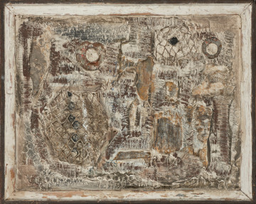 malarstwo; obraz; Kompozycja fakturowa XXIII - Ujęcie z przodu. Abstrakcyjny obraz reliefowy wykonany przy użyciu metalowych elementów i siatek o oczkach różnych kształtów, grubości, wielkości i gęstości naklejonych na płótno bądź wciśniętych w masę gipsową. Całość kompozycji, w kolorach biało-szaro-rdzawo-brązowym z nielicznymi błękitnymi plamkami, otoczona jest dwoma drewnianymi ramami, stanowiącymi integralną cześć pracy. Zewnętrzna ciemno-brązowa rama ma szerokość 1 cm. Wewnątrz znajduje się druga, szeroka na 4 cm, pomalowana na biało. Obie z licznymi przetarciami i odpryskami farby.