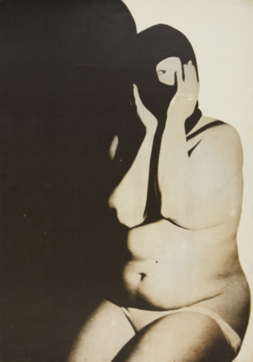 grafika; Kobieta III - Ujęcie z przodu. Pionowa kompozycja w tonacji czarno-białej z akcentami ziemistych brązów i zieleni z przedstawieniem nadruku fotografii obnażonej, tęgiej kobiety. Ujęta w trzech czwartych, od ud w górę, siedząca postać zwrócona jest w prawo. Ręce zgięte w łokciach, uniesione do góry, dłonie obejmują twarz. Kobieta ubrana w białe, zsunięte z pośladków majtki i czarną naciągniętą na głowę kominiarkę. W otworze kominiarki widoczne lewe oko postaci. Ciało kobiety silnie rozświetlone od prawej strony, z lewej rozbudowana plama czerni.