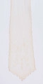 E/124/MRK/ML - Czepek tiulowy, biały tiul, wzory o motywach roślinnych, brzegi pofałdowane. Dług. wstążek 45 cm, szer. 8 cm, brzegi obszyte białą koronką szer. 1 cm. Czepek dł. 50 cm szer. 18 cm. W części środkowej wstawka szer. 10 cm.