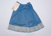 E/189/MRK/ML - Spódnica ze szczoteczką koloru niebieskiego. Obwód w pasie 72 cm. Obwód spódnicy u dołu 223 cm, od spodu obszyta niebieską szczoteczką. Z przodu wiązana na 2 sznurki.