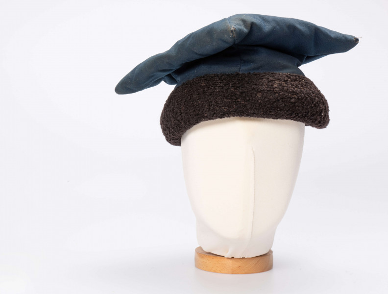 E/192/MRK/ML - Czapka rogatywka. Koloru niebieskiego z czarnym otokiem. Długość po przekątnej 30 cm. Szerokośc otoku 6,5 cm.