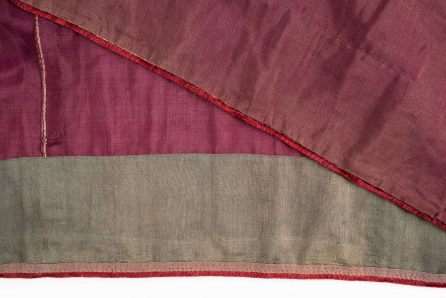 E/190/MRK/ML - Spódnica ze szczoteczką koloru biskupiego. Szyta ręcznie czarnymi nićmi. Spód obszyty szczoteczką. Obwód w pasie 67 cm. Obwód u dołu 322 cm. 