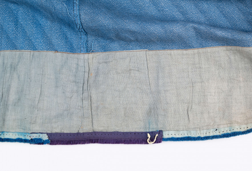 E/189/MRK/ML - Spódnica ze szczoteczką koloru niebieskiego. Obwód w pasie 72 cm. Obwód spódnicy u dołu 223 cm, od spodu obszyta niebieską szczoteczką. Z przodu wiązana na 2 sznurki.