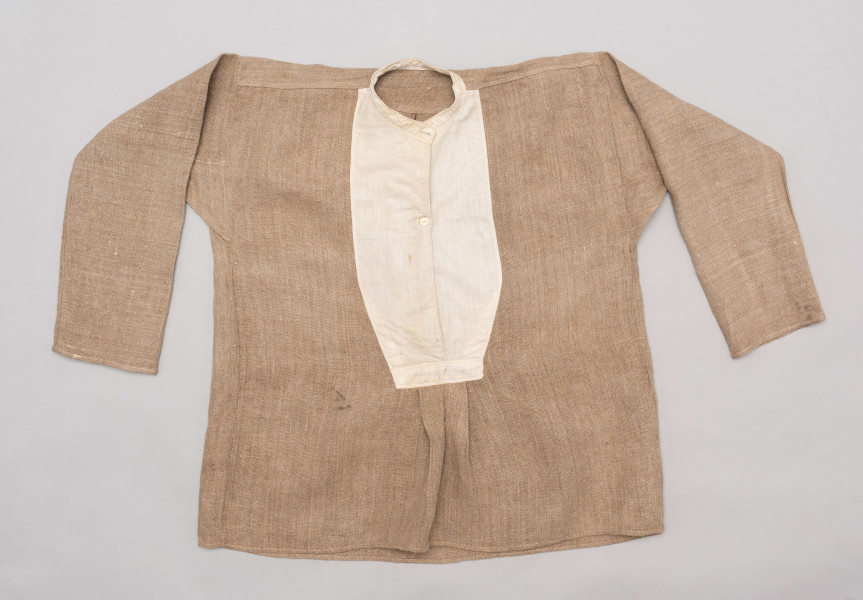 E/476/MRK/ML - Koszula męska. Uszyta z lnianego szarego płótna, krój prosty, rękaw długi, z przodu wstawka z białego płótna o długości 30 cm.