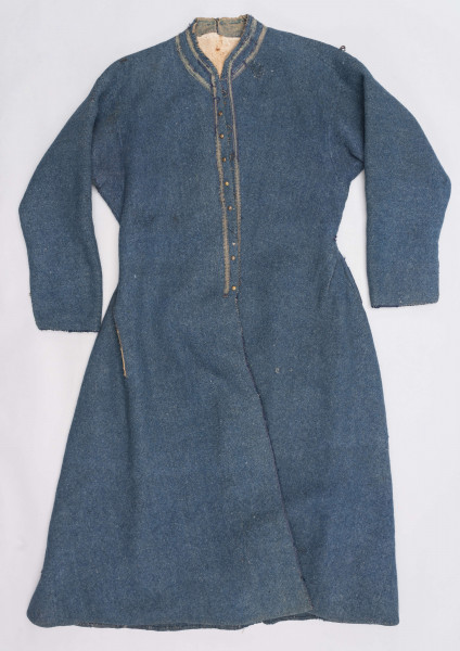 E/308/MRK/ML - Sukmana męska szaro-granatowa z metalowymi guzikami. Kołnierz - stójka dł. 43 cm, szer. 5 cm, rękaw wszywany prosty dł. 56 cm, szer. 15 cm. Krój prosty, w pasie po obu stronach zaszewki /13/, lniana podszewka, sukmana zapina na 6 haftek, ozdobiona taśmą szer. 1 cm i metalowymi guzami /7/. Dł. 123 cm, szer. 49 cm.