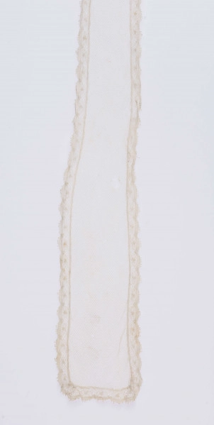 E/123/MRK/ML - Czepek tiulowy z 2 wstążkami, biały tiul po środku różowy pasek. Brzegi czepka pofałdowane. Dł. wstążek 70 cm, szer. 12 cm. Wstążki haftowane wzorem kwiatowym. Czepek dł. 49 cm i szer. 11 cm. Brzegi obszyte wąską falbanką  po środku wstawka z koronki i tiulu szer. 6 cm. 
