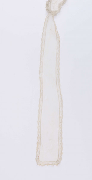 E/123/MRK/ML - Czepek tiulowy z 2 wstążkami, biały tiul po środku różowy pasek. Brzegi czepka pofałdowane. Dł. wstążek 70 cm, szer. 12 cm. Wstążki haftowane wzorem kwiatowym. Czepek dł. 49 cm i szer. 11 cm. Brzegi obszyte wąską falbanką  po środku wstawka z koronki i tiulu szer. 6 cm. 