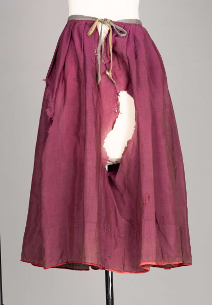 E/190/MRK/ML - Spódnica ze szczoteczką koloru biskupiego. Szyta ręcznie czarnymi nićmi. Spód obszyty szczoteczką. Obwód w pasie 67 cm. Obwód u dołu 322 cm. 