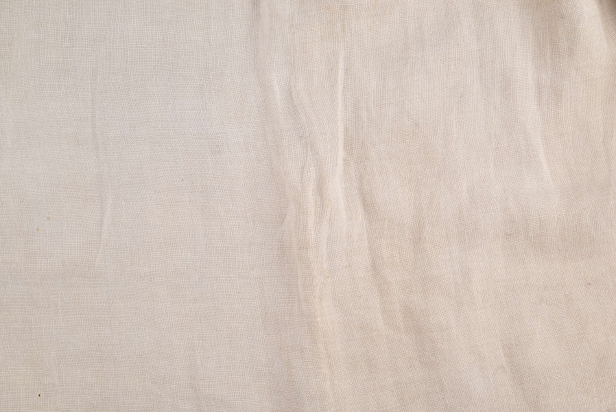 E/128/MRK/ML - Koszula lniana męska, biała, prosty i krótki kołnierzyk zapinany na 2 guziki, rękawy długie zapinane na 2 guziki. Dł. 101 cm, szer. 54 cm. Dł. rękawa 57 cm, szer. 20 cm, dł. mankietu 5 cm, szer. 11 cm. Z przodu koszuli rozcięcie  dł. 37 cm.  