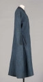 E/191/MRK/ML - Sukmana męska  krój prosty, w kolorze szaro-granatowym, dł. 135 cm, szer. 47 cm, z kołnierzem-stójką dł. 43 cm, szer. 5 cm. Rękaw wszywany prosty dł. 56 cm, szer. 15 cm. Sukmana zapinana na 6 metalowych haftek, ozdobiona granatową taśmą szer. 1 cm, małymi metalowymi guzikami (część brak), obszyta granatową wełną. W psie sukmany, po obu kokach po 3 zaszewki, z jednego boku niezszyta kieszeń szer. 20 cm. Pod spodem lniana podszewka. U dołu, po bokach, rozcięcia dł. 11 cm. W materiale widocznych kilka dziur.