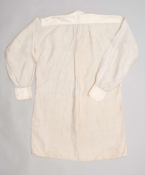 E/128/MRK/ML - Koszula lniana męska, biała, prosty i krótki kołnierzyk zapinany na 2 guziki, rękawy długie zapinane na 2 guziki. Dł. 101 cm, szer. 54 cm. Dł. rękawa 57 cm, szer. 20 cm, dł. mankietu 5 cm, szer. 11 cm. Z przodu koszuli rozcięcie  dł. 37 cm.  