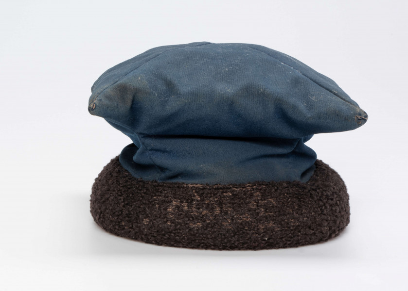 E/192/MRK/ML - Czapka rogatywka. Koloru niebieskiego z czarnym otokiem. Długość po przekątnej 30 cm. Szerokośc otoku 6,5 cm.