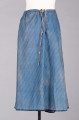 E/189/MRK/ML - Spódnica ze szczoteczką koloru niebieskiego. Obwód w pasie 72 cm. Obwód spódnicy u dołu 223 cm, od spodu obszyta niebieską szczoteczką. Z przodu wiązana na 2 sznurki.