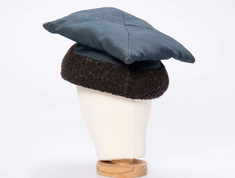 E/192/MRK/ML - Czapka rogatywka. Koloru niebieskiego z czarnym otokiem. Długość po przekątnej 30 cm. Szerokośc otoku 6,5 cm.