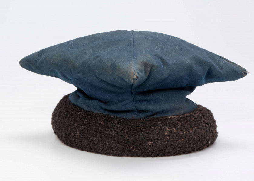 E/192/MRK/ML - Czapka rogatywka. Koloru niebieskiego z czarnym otokiem. Długość po przekątnej 30 cm. Szerokośc otoku 6,5 cm.