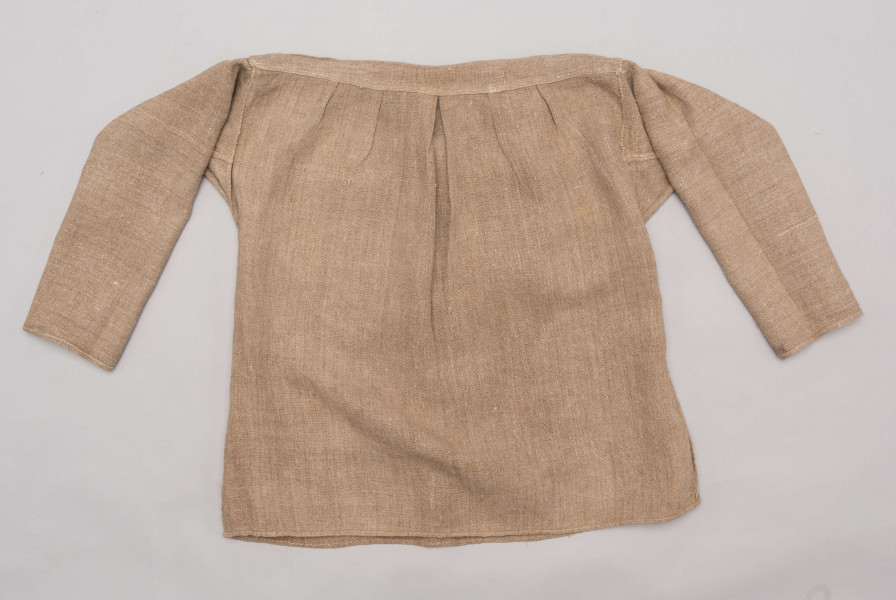 E/476/MRK/ML - Koszula męska. Uszyta z lnianego szarego płótna, krój prosty, rękaw długi, z przodu wstawka z białego płótna o długości 30 cm.