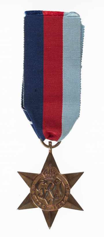 H/2048/MRK/ML - Odznaką jest gwiazda sześcioramienna średnicy 4,4 cm. Ramiona gwiazdy o gładkiej powierzchni z zaznaczoną wyraźnie osią centralną i lekkim spadkiem ku krawędziom. W środku koło średnicy 1,7 cm, o gładkiej, lekko wypukłej powierzchni z ozdobnymi literami GRI, poniżej VI. W otoku napis: THE 1939 - 1945 STAR. Nad napisem zamknięta korona, wchodząca na szczytowe ramię gwiazdy zakończone uszkiem z pierścieniem. Rewers odznaczenia gładki.