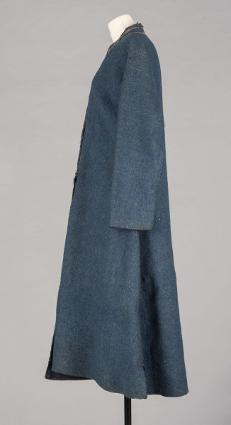 E/308/MRK/ML - Sukmana męska szaro-granatowa z metalowymi guzikami. Kołnierz - stójka dł. 43 cm, szer. 5 cm, rękaw wszywany prosty dł. 56 cm, szer. 15 cm. Krój prosty, w pasie po obu stronach zaszewki /13/, lniana podszewka, sukmana zapina na 6 haftek, ozdobiona taśmą szer. 1 cm i metalowymi guzami /7/. Dł. 123 cm, szer. 49 cm.