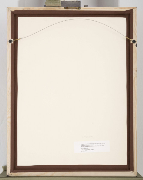 Wielobarwna kompozycja abstrakcyjna z zarysem postaci ludzkiej oraz przenikających się płaszczyzn. Na dole podłużny, poziomy, brązowy kształt zwężający się ku prawej stronie, prześwitujący zza postaci. Z lewej pochylony czworobok i kolejny czworobok, przylegające do zarysu sylwetki ludzkiej; owalna głowa bez detali twarzy. W tle niebieskie i żółte plamy.