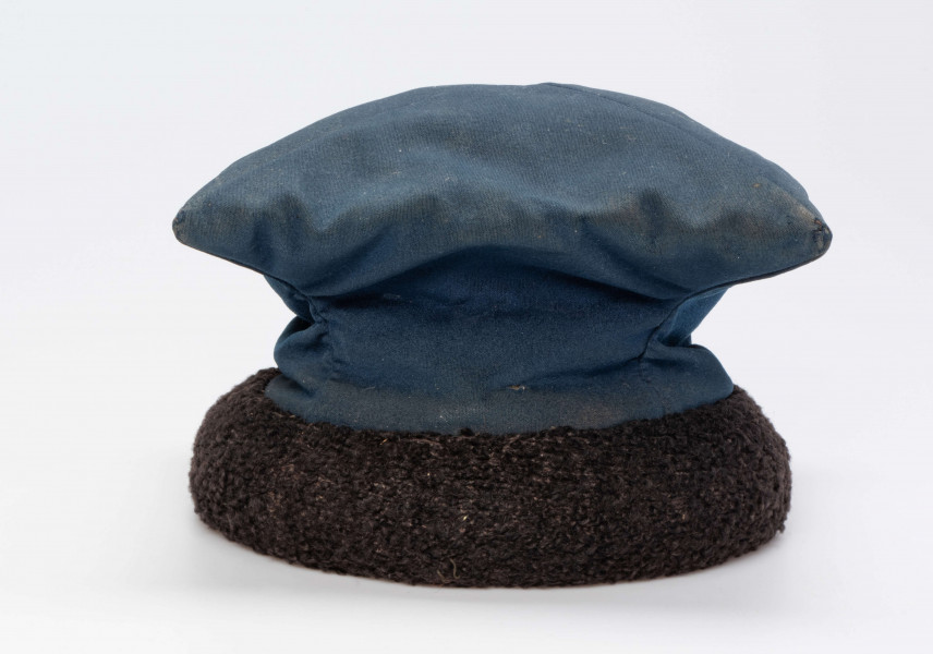 E/192/MRK/ML - Czapka rogatywka. Koloru niebieskiego z czarnym otokiem. Długość po przekątnej 30 cm. Szerokośc otoku 6,5 cm.