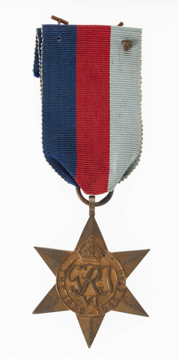 H/278/MRK/ML - Sześcioramienna gwiazda z brązu o wysokości 44 mm i szerokości 38 mm. W centrum znajduje się okrągła tarcza z monogramem królewskim GRI VI i królewską koroną. W otoku napis: THE 1939–1945 STAR. Wstążka składająca się z trzech pionowych pasów o tej samej szerokości, w kolorach: ciemnoniebieskim, czerwonym, jasnoniebieskim. 
